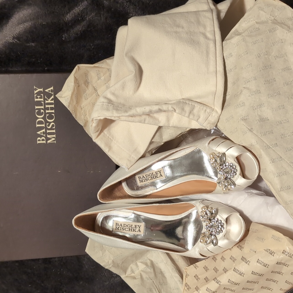 Badgley Mischka Monique White Satin 7.5M